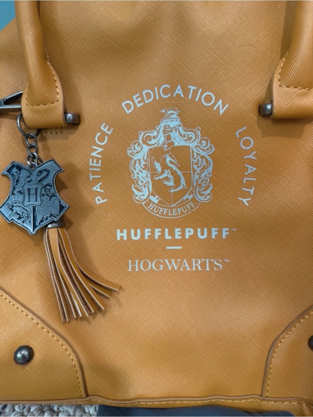 Howarts bundle. Crossbody bag. Purse, Tshirt. Two travel cups. Lid broken on 1 - Picture 2 of 7
